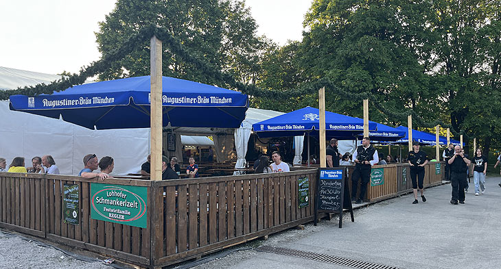 Lohhofer Schmankerlzelt mit Biergarten der Festwirtsfamilie Regler (ªFoto: Martin Schmitz)